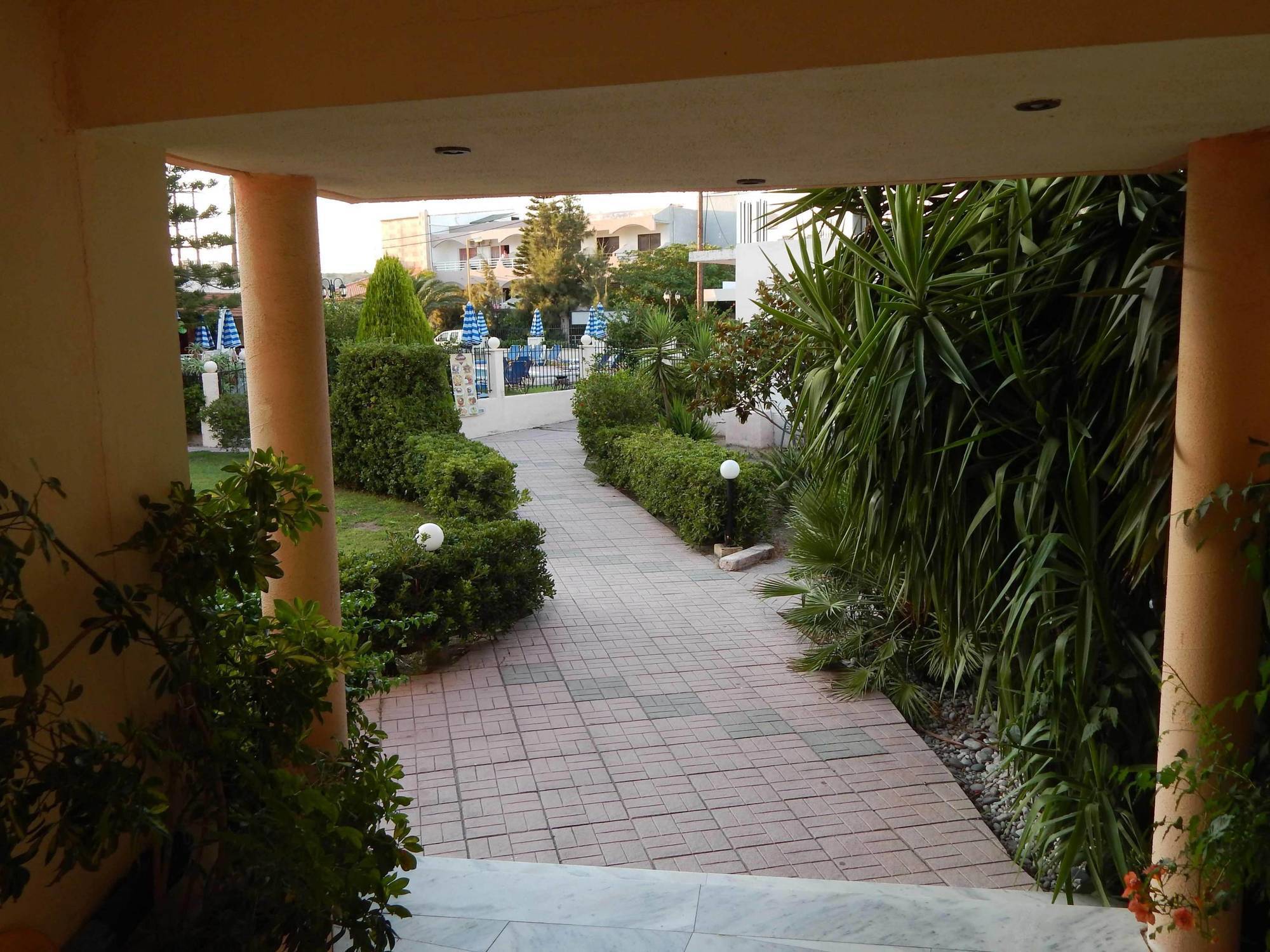 Lyristis Dinos Studios & Apartments Faliraki Exterior foto
